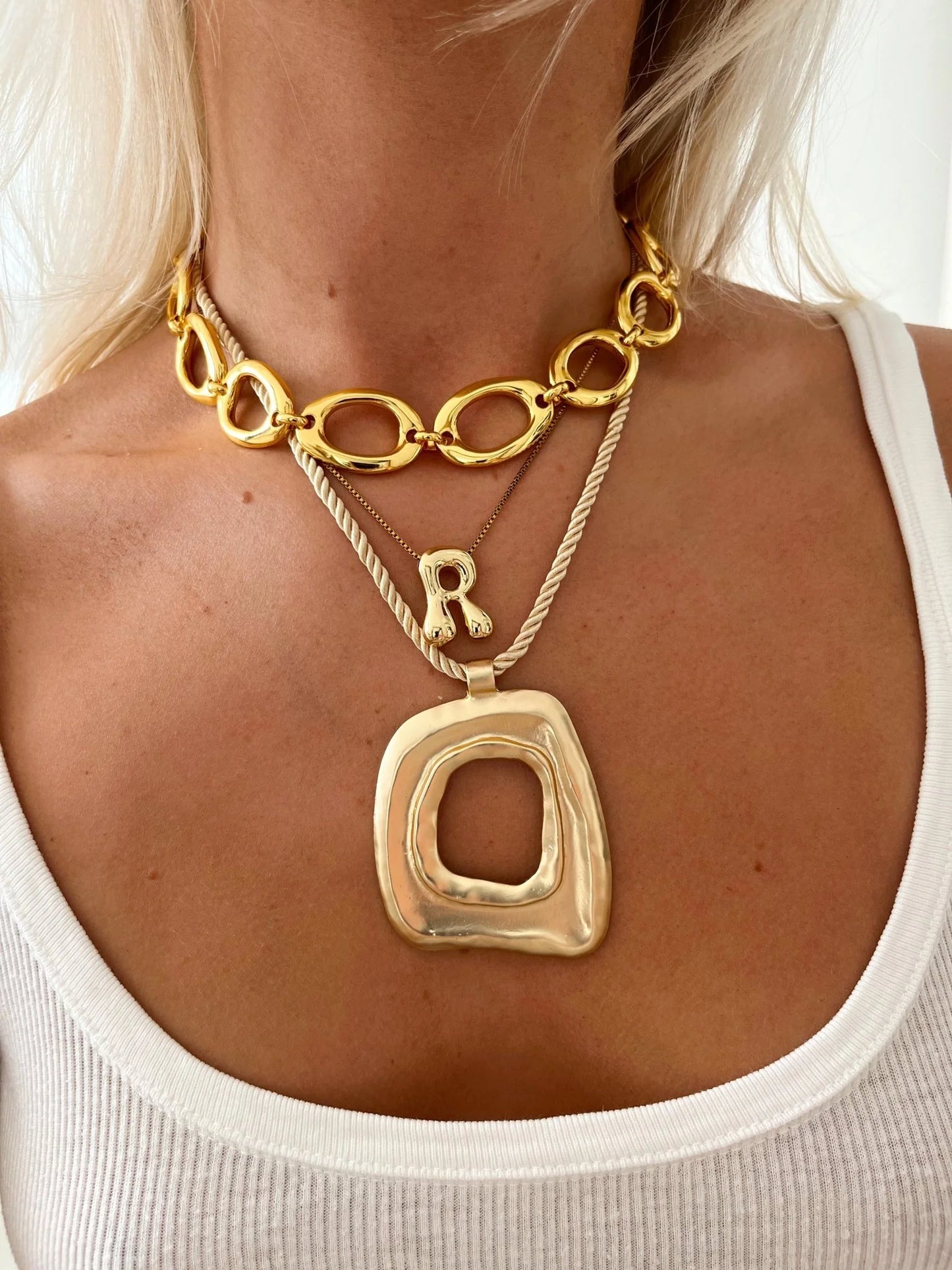 THE OVAL NECKLACE